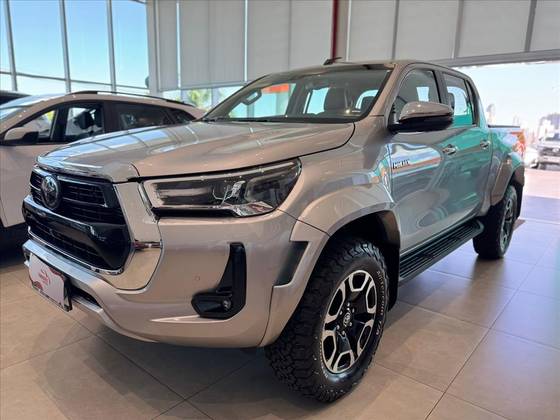 TOYOTA HILUX 2.8 D-4D TURBO DIESEL CD SRX 4X4 AUTOMÁTICO TOYOTA HILUX 2.8 D-4D TURBO DIESEL CD SRX 4X4 AUTOMÁTICO